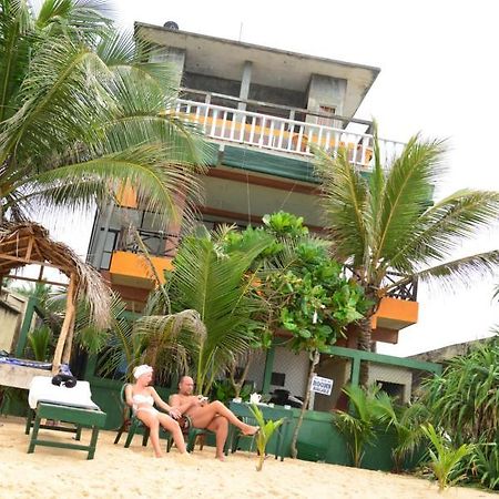 Athula Hikka Beach Guesthouse Hikkaduwa Bagian luar foto