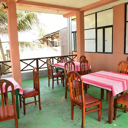 Athula Hikka Beach Guesthouse Hikkaduwa Bagian luar foto