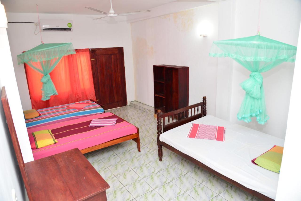 Athula Hikka Beach Guesthouse Hikkaduwa Bagian luar foto