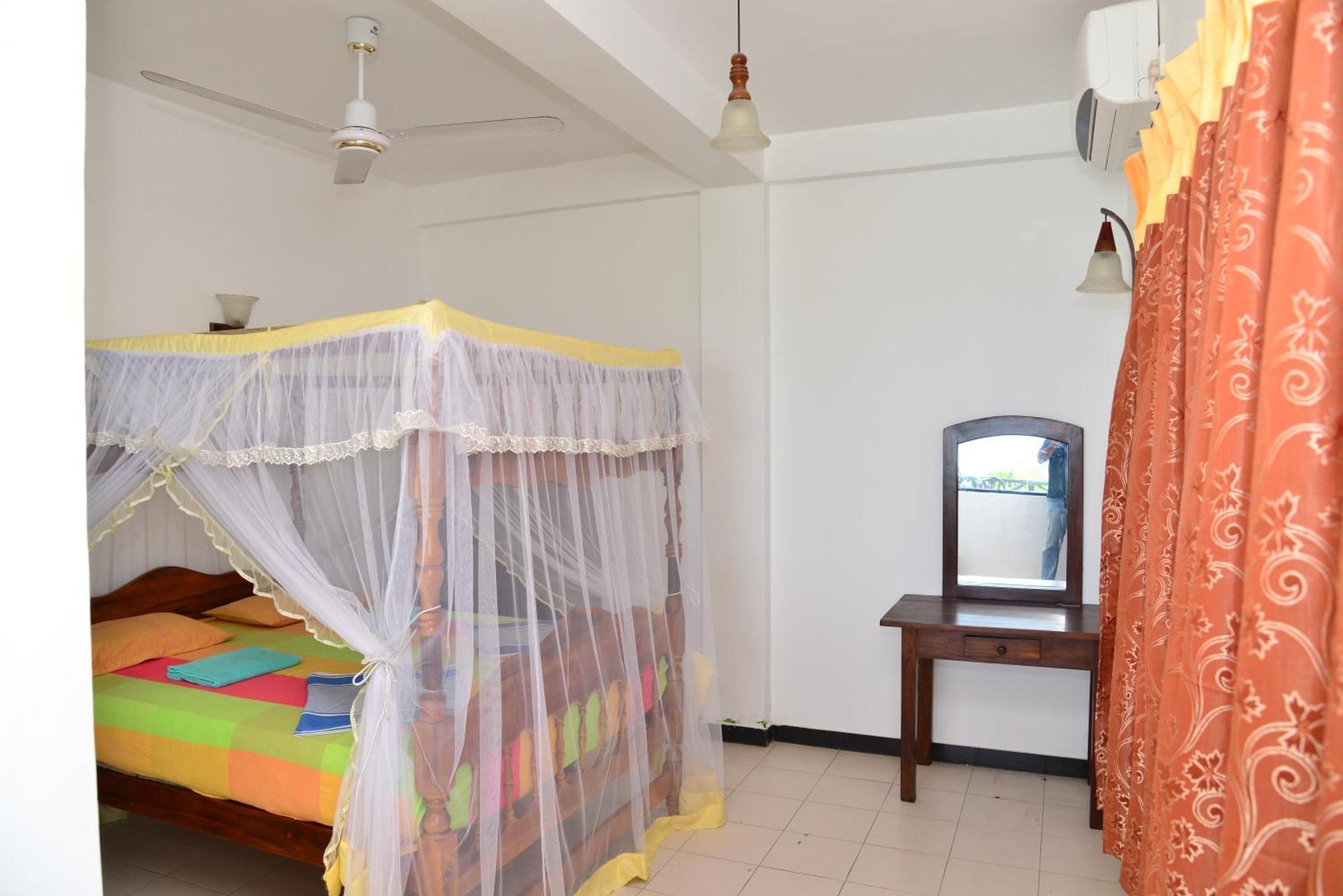 Athula Hikka Beach Guesthouse Hikkaduwa Bagian luar foto